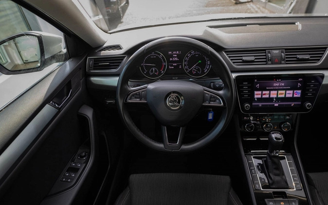 Skoda Superb cena 99500 przebieg: 121747, rok produkcji 2019 z Łódź małe 781